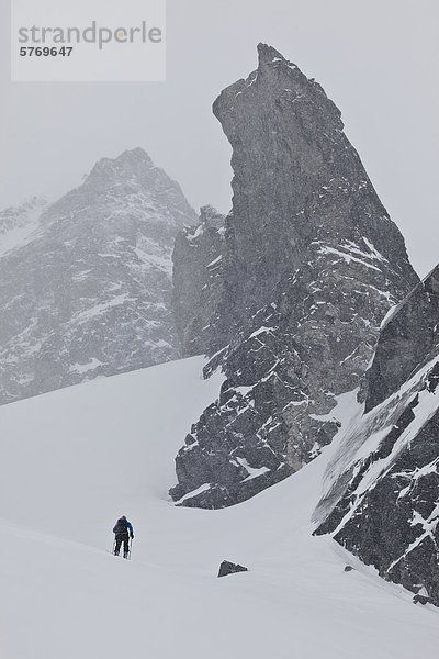 Junge Frau Skitouren im Bereich Selkirk in der Nähe der Fairy Meadows Hinterland Hütte  British Columbia  Kanada.