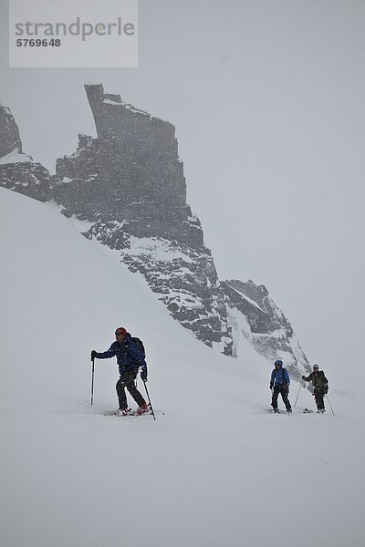 Hinterland Skifahrer-Skitouren im Bereich Selkirk in der Nähe der Fairy Meadows Backcountry Hütte  British Columbia  Kanada.