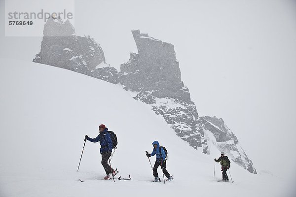 Hinterland Skifahrer-Skitouren im Bereich Selkirk in der Nähe der Fairy Meadows Backcountry Hütte  British Columbia  Kanada.