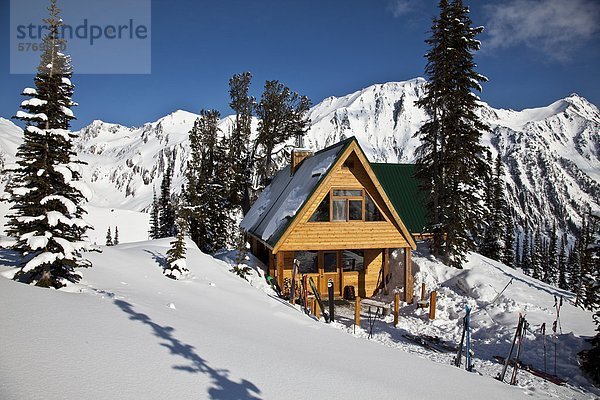 Märchen-Wiesen Backcountry-Hütte in der Selkirk Range  British Columbia  Kanada.