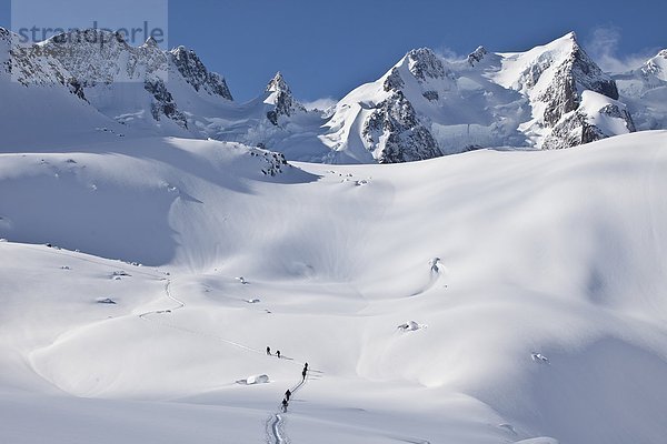 Hinterland Skifahrer-Skitouren im Bereich Selkirk in der Nähe der Fairy Meadows Backcountry Hütte  British Columbia  Kanada.