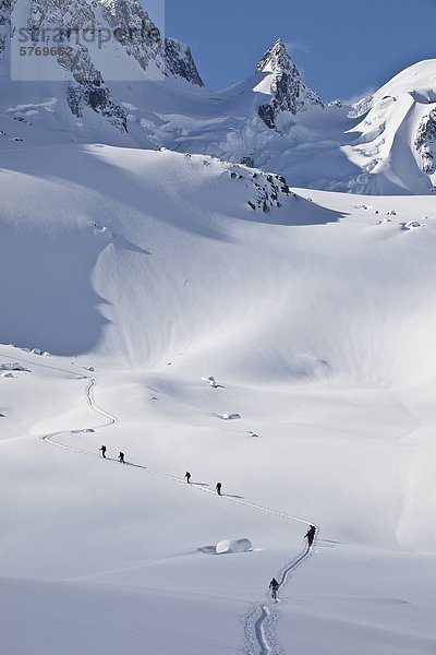 Hinterland Skifahrer-Skitouren im Bereich Selkirk in der Nähe der Fairy Meadows Backcountry Hütte  British Columbia  Kanada.