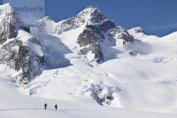 Hinterland Skifahrer-Skitouren im Bereich Selkirk in der Nähe der Fairy Meadows Backcountry Hütte  British Columbia  Kanada.