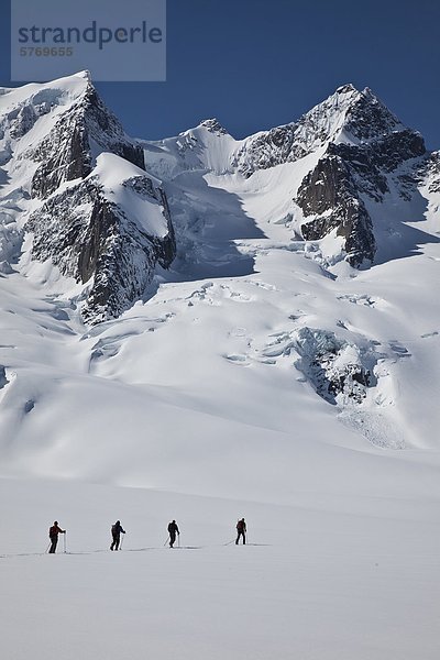 Hinterland Skifahrer-Skitouren im Bereich Selkirk in der Nähe der Fairy Meadows Backcountry Hütte  British Columbia  Kanada.