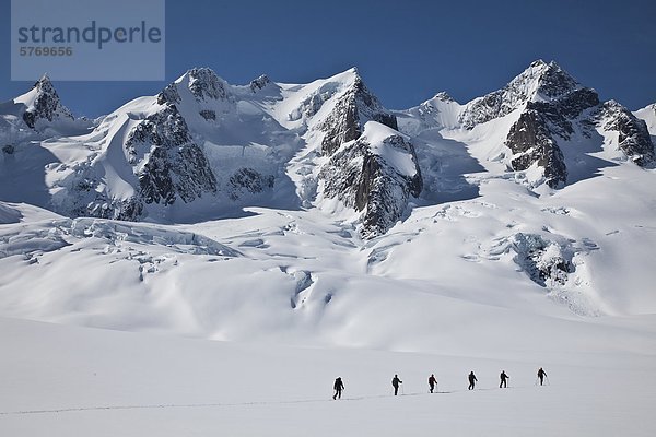 Hinterland Skifahrer-Skitouren im Bereich Selkirk in der Nähe der Fairy Meadows Backcountry Hütte  British Columbia  Kanada.