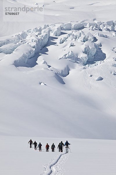 Hinterland Skifahrer-Skitouren im Bereich Selkirk in der Nähe der Fairy Meadows Backcountry Hütte  British Columbia  Kanada.