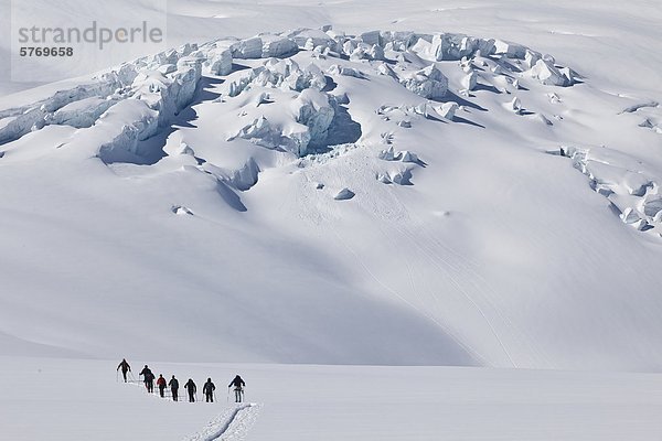 Hinterland Skifahrer-Skitouren im Bereich Selkirk in der Nähe der Fairy Meadows Backcountry Hütte  British Columbia  Kanada.