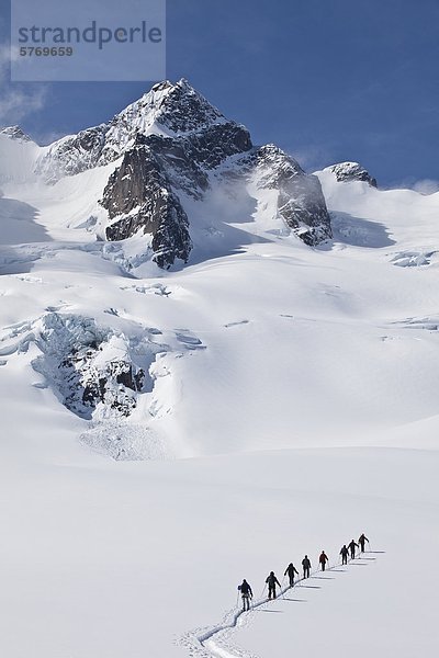 Hinterland Skifahrer-Skitouren im Bereich Selkirk in der Nähe der Fairy Meadows Backcountry Hütte  British Columbia  Kanada.