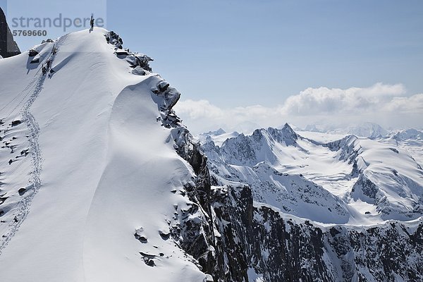 Hinterland Skifahrer Klettern nach oben Rücken in den Selkirk-Bereich in der Nähe der Fairy Meadows Hinterland Hütte  British Columbia  Kanada.