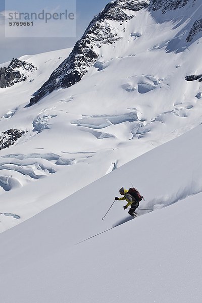 Junger Mann Ski frischen Pulver in den Selkirk-Bereich in der Nähe der Fairy Meadows Hinterland Hütte  British Columbia  Kanada.