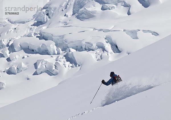 Ältere Mann Ski frischen Pulver in den Selkirk-Bereich in der Nähe der Fairy Meadows Hinterland Hütte  British Columbia  Kanada.