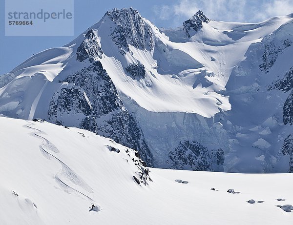 Hinterland Skier Skifahren frischen Pulver in den Selkirk-Bereich in der Nähe der Fairy Meadows Hinterland Hütte  British Columbia  Kanada.
