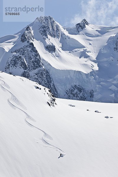 Junger Mann Skitouren im Bereich Selkirk in der Nähe der Fairy Meadows Hinterland Hütte  British Columbia  Kanada.