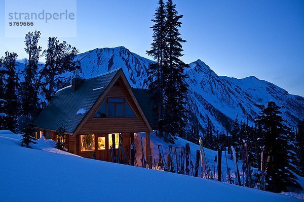 Hütte Abend Wiese unbewohnte entlegene Gegend Selkirk Mountains British Columbia Kanada Fee