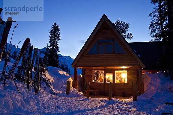 Hütte Abend Wiese unbewohnte entlegene Gegend Selkirk Mountains British Columbia Kanada Fee