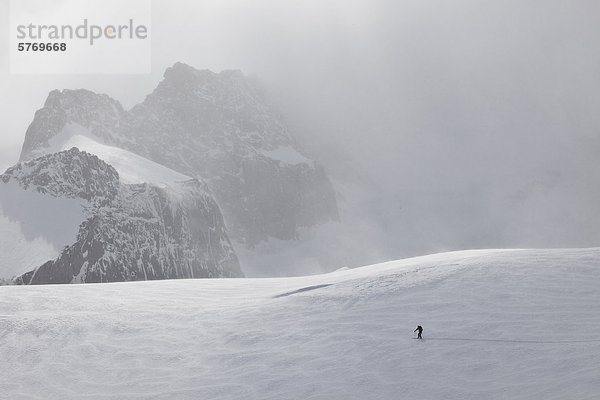 Junger Mann Skitouren im Bereich Selkirk in der Nähe der Fairy Meadows Hinterland Hütte  British Columbia  Kanada.