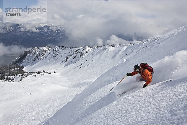 Junger Mann Skifahren am Kicking Horse Mountain Resort  British Columbia  Kanada.