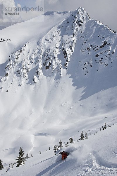 Junger Mann Skifahren im Super Bowl  Kicking Horse Mountain Resort  British Columbia  Kanada.