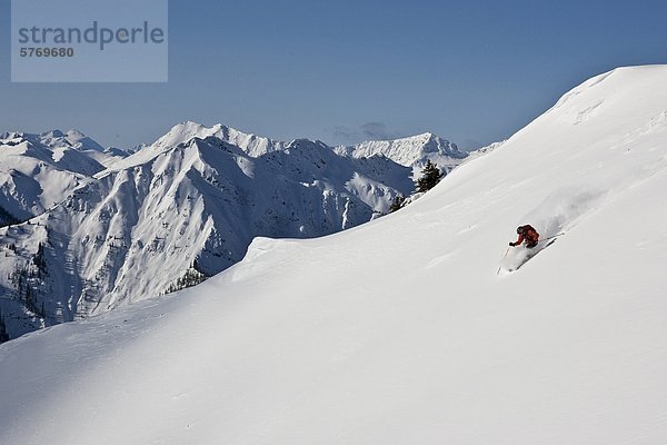 Junger Mann Skifahren im Super Bowl  Kicking Horse Mountain Resort  British Columbia  Kanada.