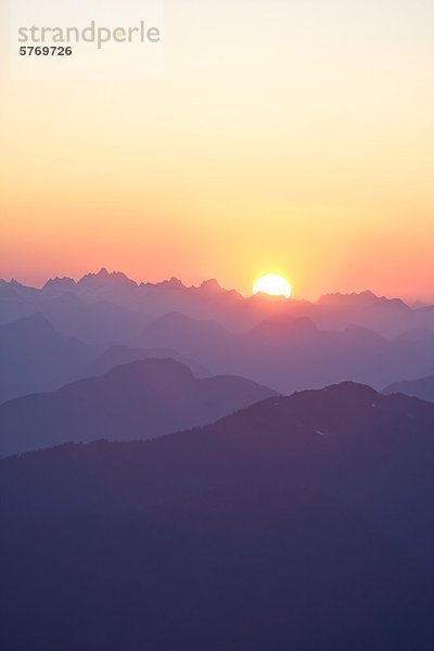 Sonnenuntergang über Strathcona Park von des Königs Peak  auf Vancouver Island gesehen. Strathcona Park  Vancouver Island  British Columbia  Kanada.