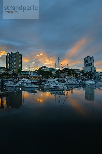 Die Nanaimo Waterfront und Hafen bei Sonnenuntergang. Nanaimo  zentrale Vancouver Island  British Columbia  Kanada.