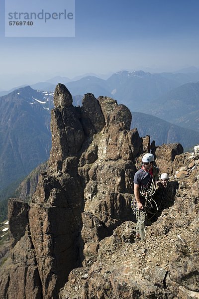 Zwei Bergsteiger aufsteigend der Nordwest Grat der Elkhorn Mountain  Strathcona Park  Central Vancouver Island