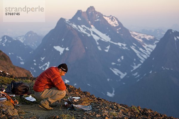 Ein einsamer Kletterer bereitet Abendessen beim Einrichten von Camp am Elkhorn Mountain. Strathcona Park  zentrale Vancouver Island  British Columbia  Kanada