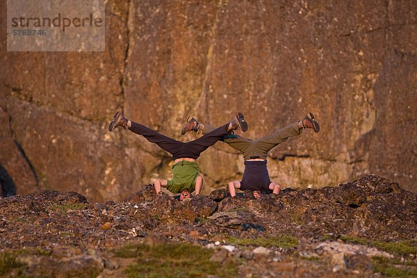 Zwei Freunde Streik Yoga-Posen im Camp  während der Nordwest-Grat der Elkhorn Kletterberg. Strathcona Park  zentrale Vancouver Island  British Columbia  Kanada