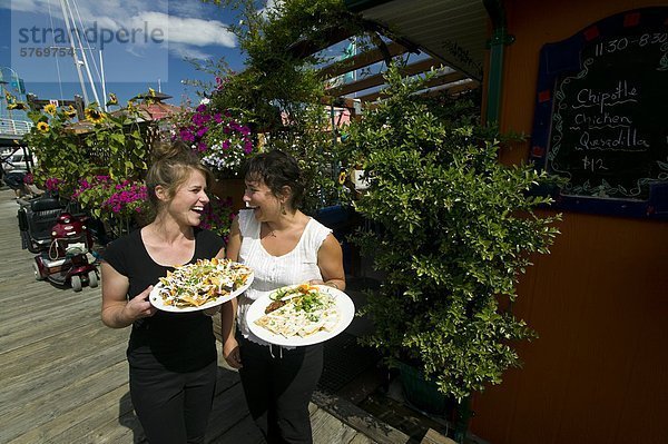 Zwei Server-Freigabe auf Pennys Palapa  eine beliebte schwebende Restaurant an der Nanaimo Waterfront einen lachen. Nanaimo  zentrale Vancouver Island  British Columbia  Kanada