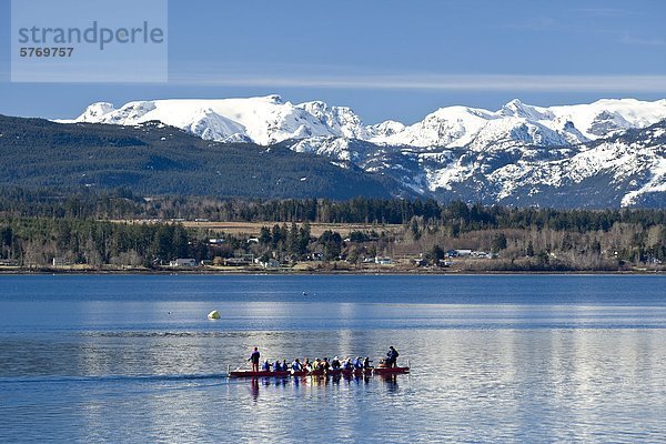 Dragonboater Paddel mit der majestätischen Kulisse der Comox Gletscher und Beaufort Berge  Courtenay  The Comox Valley  Vancouver Island  British Columbia  Kanada