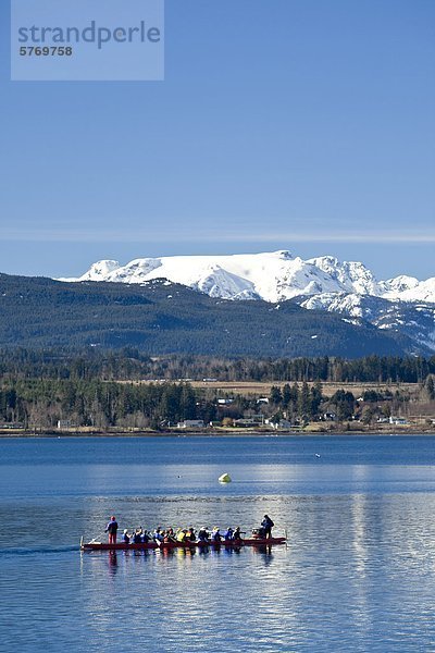 Dragonboater Paddel mit der majestätischen Kulisse der Comox Gletscher und Beaufort Berge  Courtenay  The Comox Valley  Vancouver Island  British Columbia  Kanada