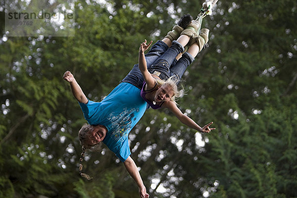 Bungee-Jumper von Nanaimo WildPlay Park genießen Sie den Nervenkitzel der 'Sprung'. Nanaimo  zentrale Vancouver Island  British Columbia  Kanada