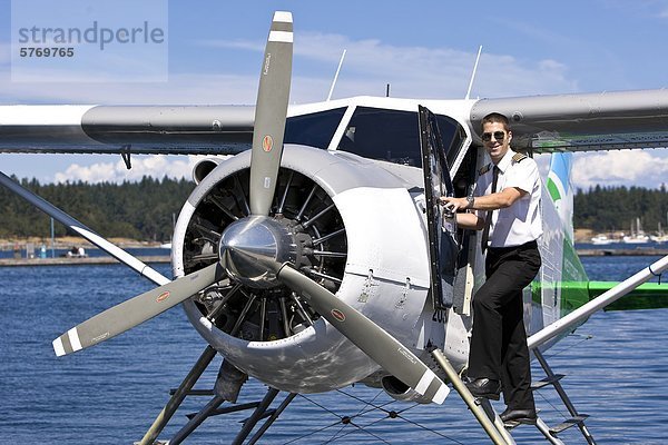 A pilot mit seinem Flugzeug Beaver über zum Abflug aus Nanaimo der Innenhafen auf einem Linienflug mit Harbour Air. Nanaimo  zentrale Vancouver Island  British Columbia  Kanada