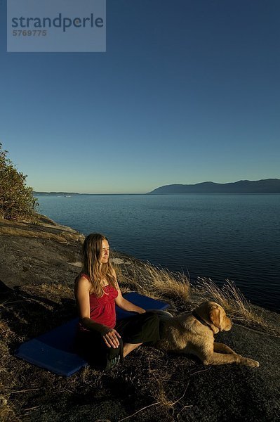 Frau Sonnenstrahl Tischset Küste Hund Meditation Fluss jung Zimmer Felsenküste nebeneinander neben Seite an Seite Entspannung Sonne