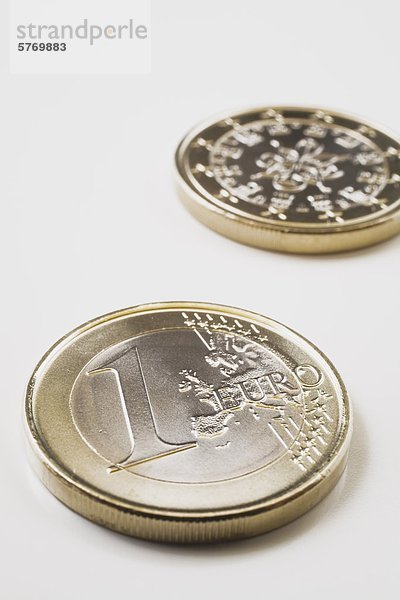 Eine Euro-auf weißem Hintergrund Münzen