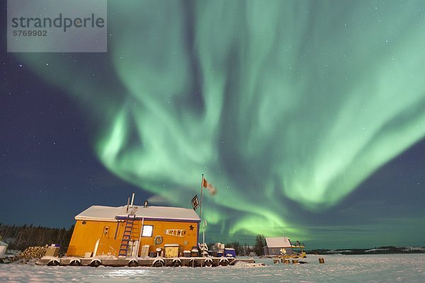 über See Eis groß großes großer große großen Kanada gefroren Hausboot Northwest Territories