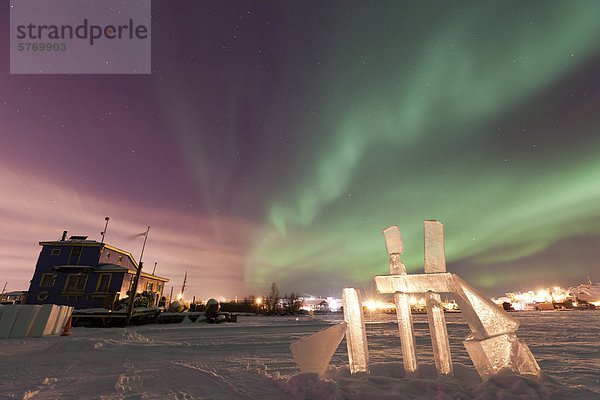 über See Eis groß großes großer große großen Kanada gefroren Hausboot Northwest Territories