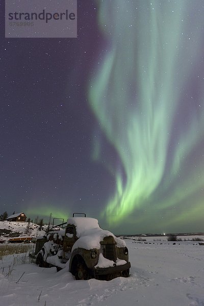 Die Aurora Borealis oder Nordlichter  oberhalb eines verlassenen LKW in Yellowknife  Northewst-Territorien  Kanada.