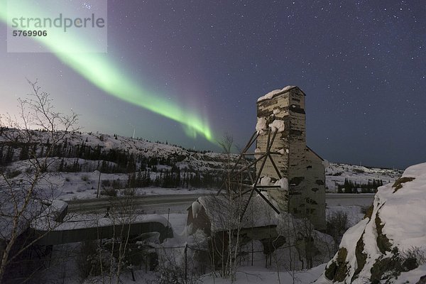 Die Aurora Borealis oder Nordlichter  über einen verlassenen Kopf Rahmen von Giant Mine  außerhalb Yellowknife  Northwest Territories  Kanada.