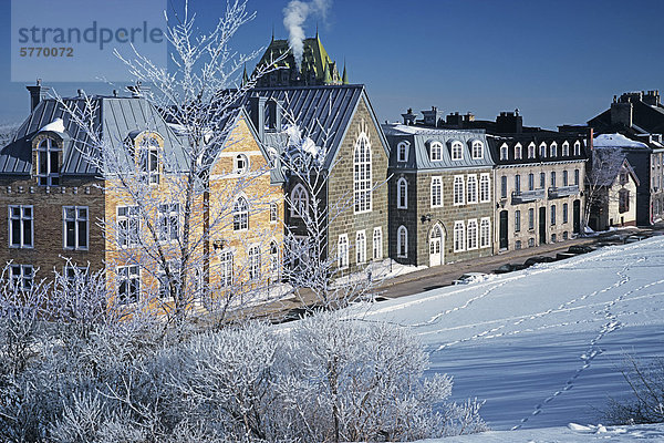 Historische Gebäude mit Fairmont Château Frontenac Gebäude im Hintergrund  Québec  Québec  Kanada