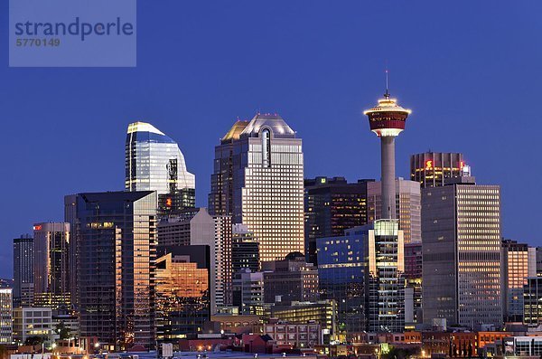 Calgary Skyline mit Calgary Tower  Calgary  Alberta  Kanada