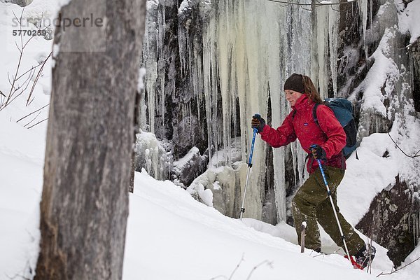 Eine junge Frau  Schneeschuhwandern im frischen Powder in den östlichen Townships auf Mt. Schinken  Quebec  Kanada