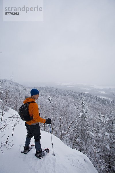 Ein junger Mann  Schneeschuhwandern im frischen Powder in den östlichen Townships auf Mt. Schinken  Quebec  Kanada
