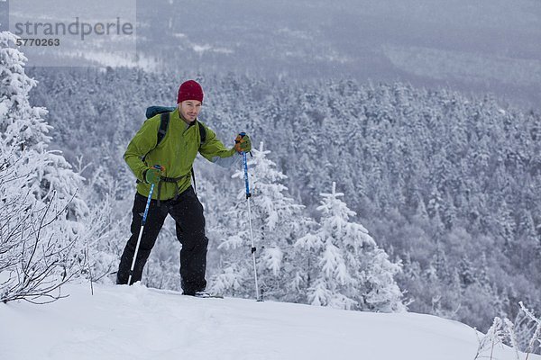 Ein junger Mann  Schneeschuhwandern im frischen Powder in den östlichen Townships auf Mt. Schinken  Quebec  Kanada