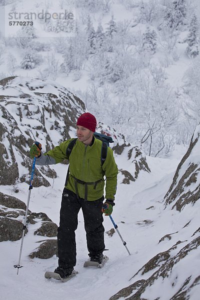 Ein junger Mann  Schneeschuhwandern im frischen Powder in den östlichen Townships auf Mt. Schinken  Quebec  Kanada