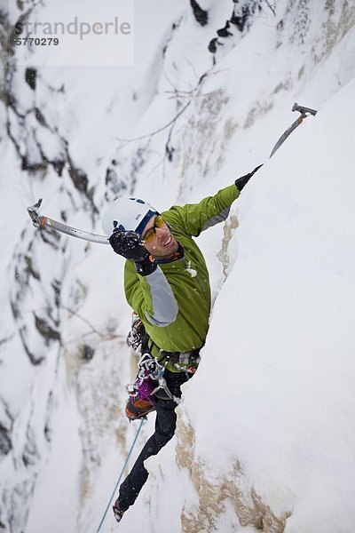 Ein junger Mann Eisklettern einige Grad 4 Eis außerhalb von Sherbrooke  Québec  Kanada