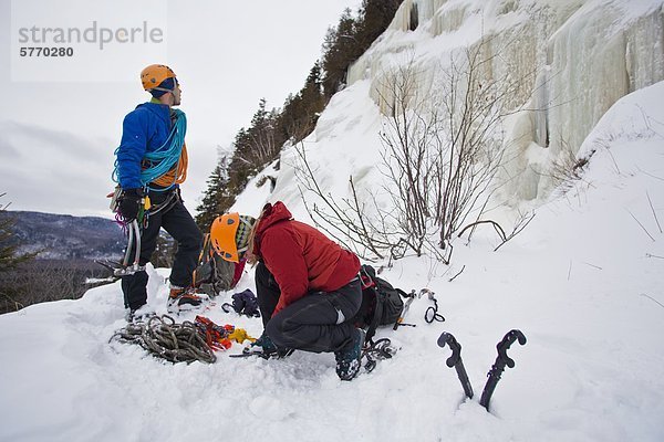 Ein junger Mann und Frau Get bereit zu klettern  La Mer de Glace 4++  nahe St Raymond  Quebec  Kanada
