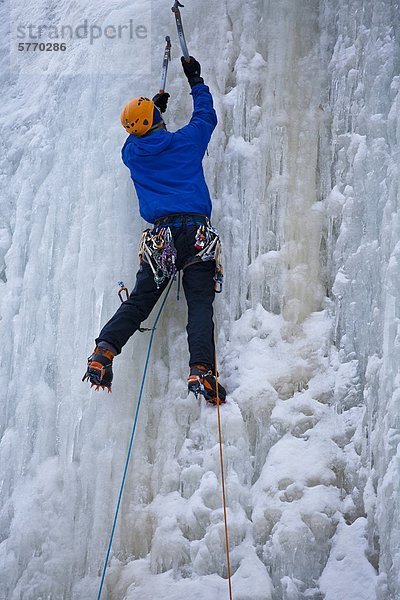 Ein junger Mann steigt einigen steilen Eis  La Mer de Glace 4++  in der Nähe von St Raymond  Quebec  Kanada