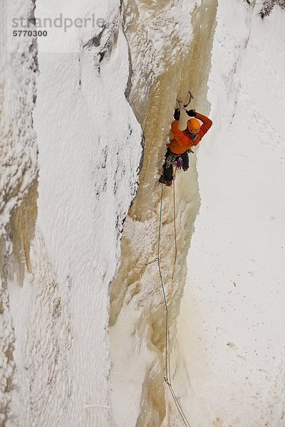 Ein Mann steigt eine steile  bunte Eis Klettern  Polarlichter WI 4+  in der Nähe von St. Raymond  Quebec  Kanada