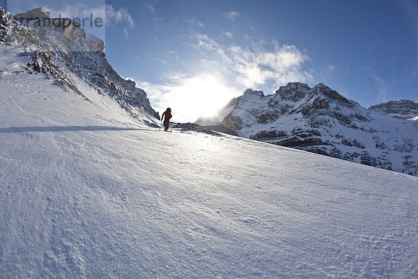 Ein Mann-Ski Touren entlang der Französisch/Haig Robertson durchqueren  Peter Lougheed Provinicial Park  Kananaskis  Alberta  Kanada